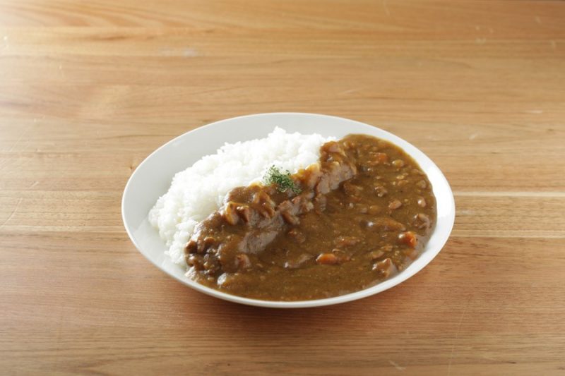 Cà ri có phải là washoku không? Tại sao nói cà ri đóng túi là một phát minh vĩ đại của người Nhật?(カレーは和食？レトルトカレーが日本人の偉大なる発明と言われる理由)